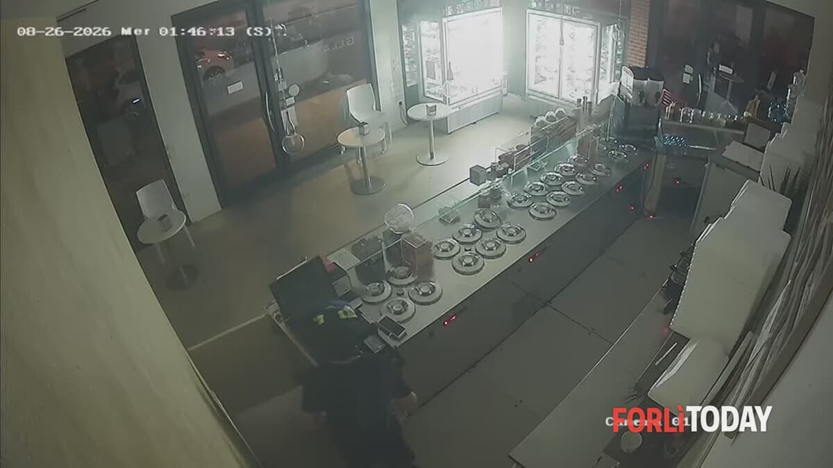 Furto in gelateria, 25 secondi per scardinare la porta: le immagini