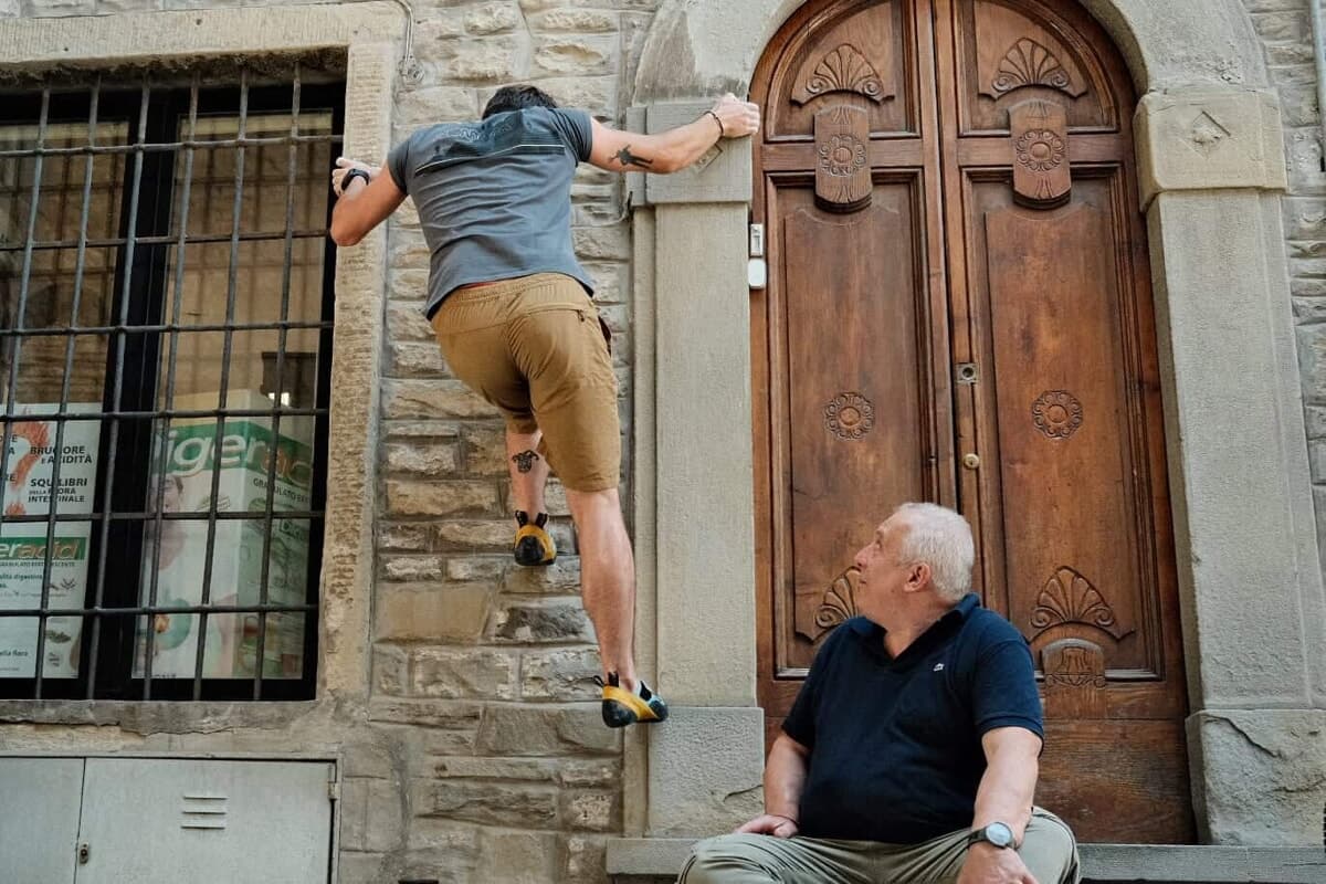 Premilcuore si trasforma nella capitale dello street boulder: sulle tracce di Spiderman tra muri in sasso, tuffi nel fiume e festa fino a notte