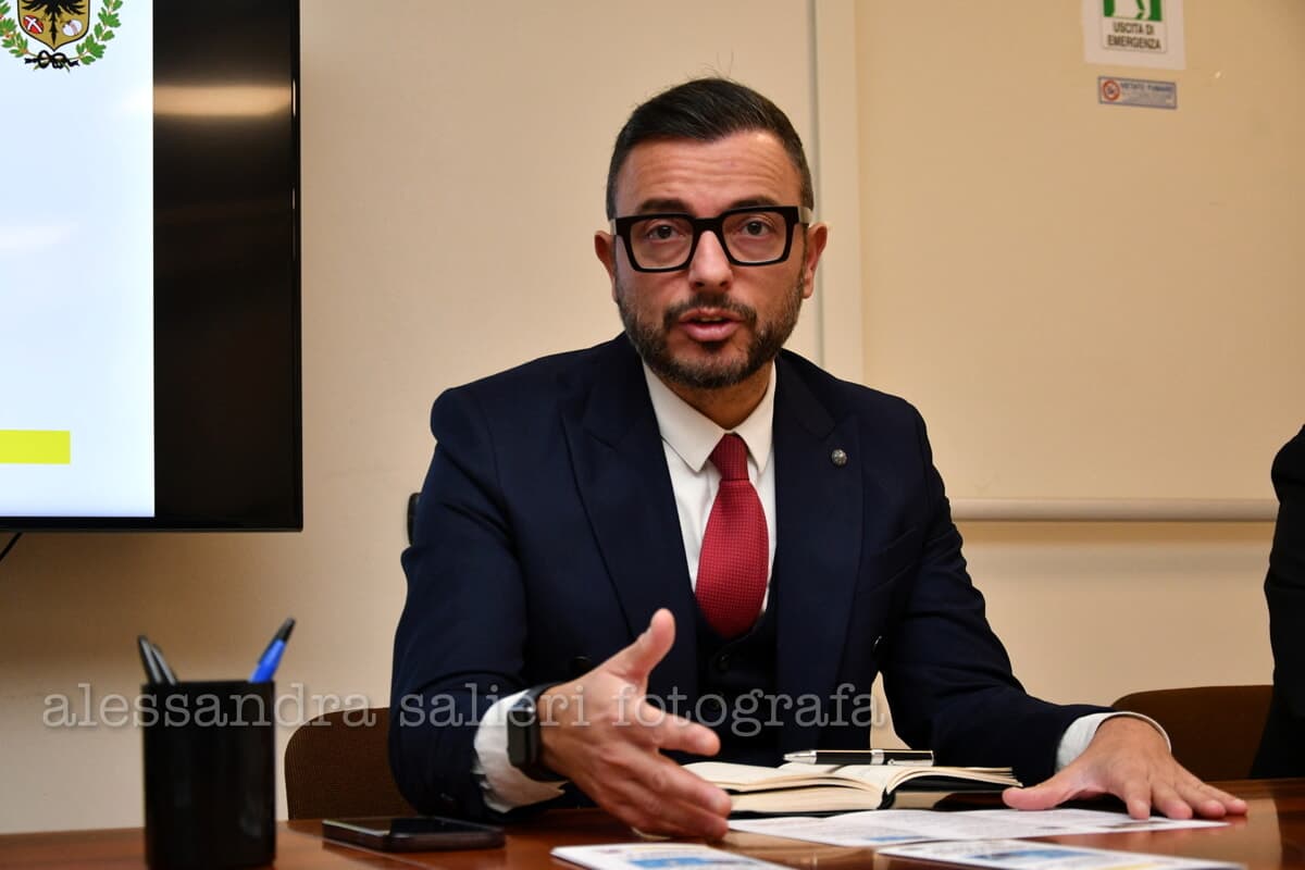 Lanciarazzi e droga in un alloggio Acer: Futuro Nazionale chiede decadenza dell'assegnazione