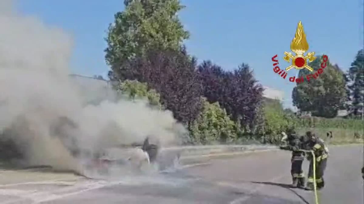 Un'auto in fiamme a Predappio, i Vigili del fuoco domano il rogo. Nessun ferito