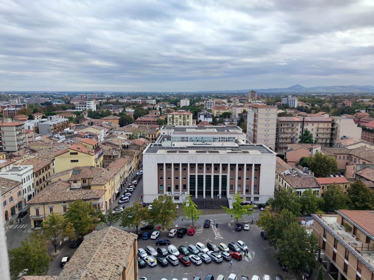 "Due anni di assegno di mantenimento non versato", nonno protesta davanti al tribunale per il nipotino