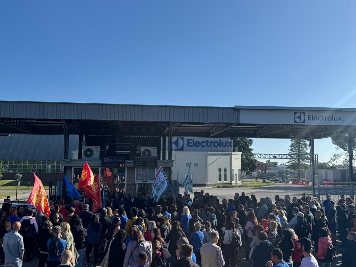 "Ferie forzate, ammanchi e caldo in fabbrica": la Fiom proclama lo sciopero all'Electrolux
