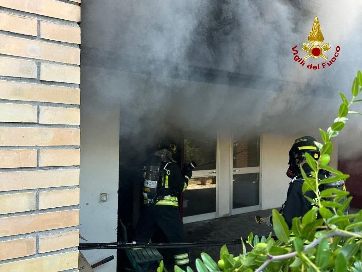 Prendono fuoco i contatori, incendio domato da due squadre dei vigili del fuoco