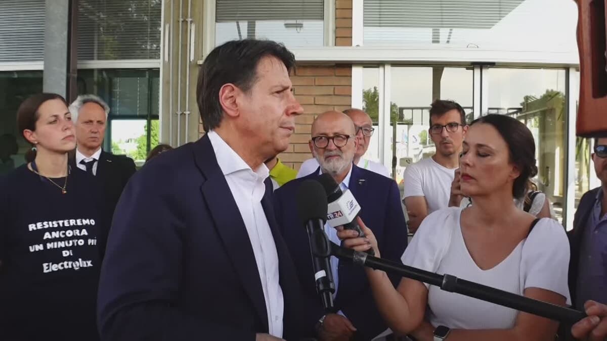Crisi Electrolux, l'appello di Conte: "Non permetteremo che le famiglie restino senza stipendio"
