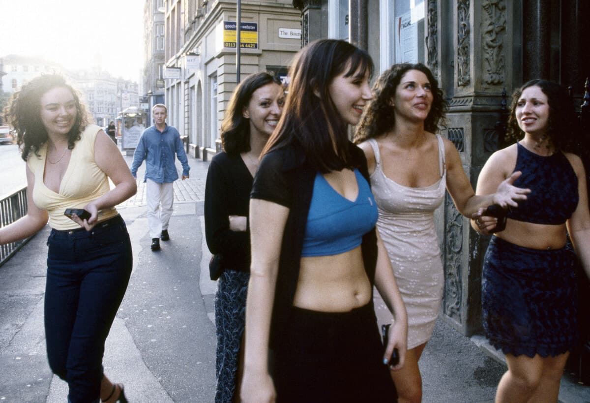 Dalla Tate Britain alla Romagna: gli scatti di Mischa Haller raccontano l'alba della generazione clubbers