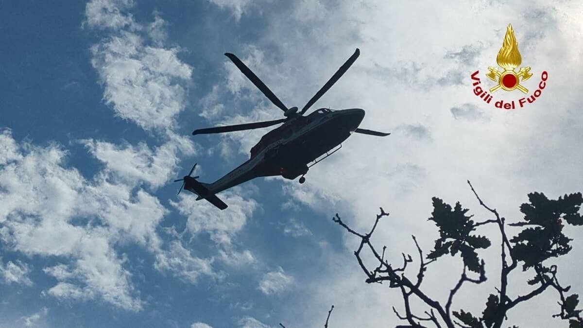 Bosco in fiamme, non bastano le squadre terra dei Vigili del fuoco: serve anche l’intervento dell’elicottero