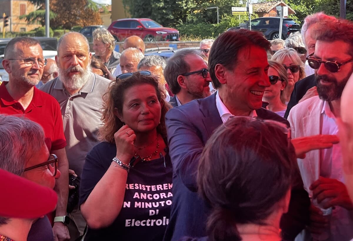 Crisi Electrolux, la sfida di Conte a Meloni: "Perché il premier non ci mette la faccia chiamando i vertici dell'azienda?"