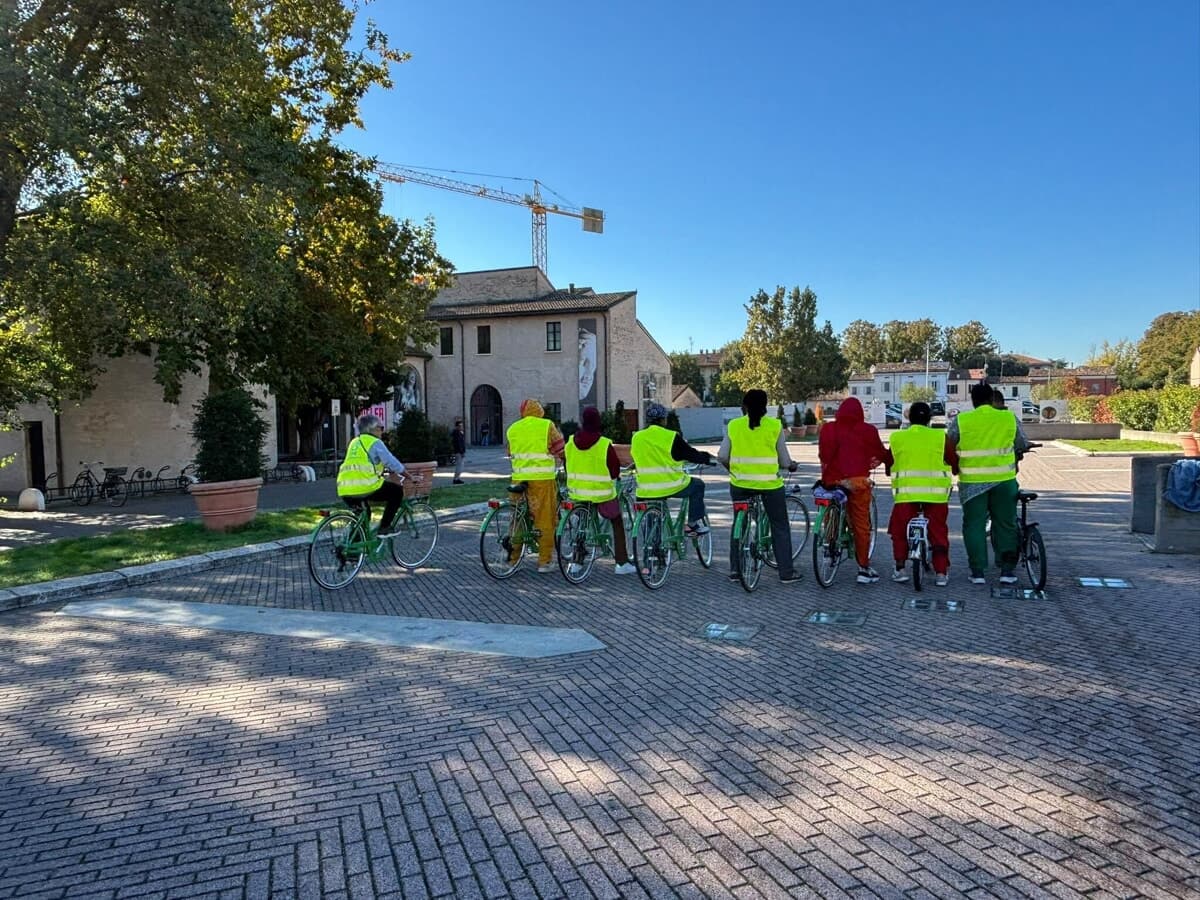 Imparare a pedalare per integrarsi: così Fiab Forlì regala nuova indipendenza alle donne migranti