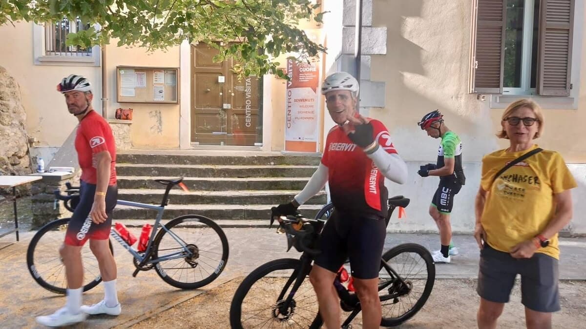 Il re del Tour all'inseguimento del sole: Miguel Indurain illumina il passaggio della "Chase the Sun" a Premilcuore