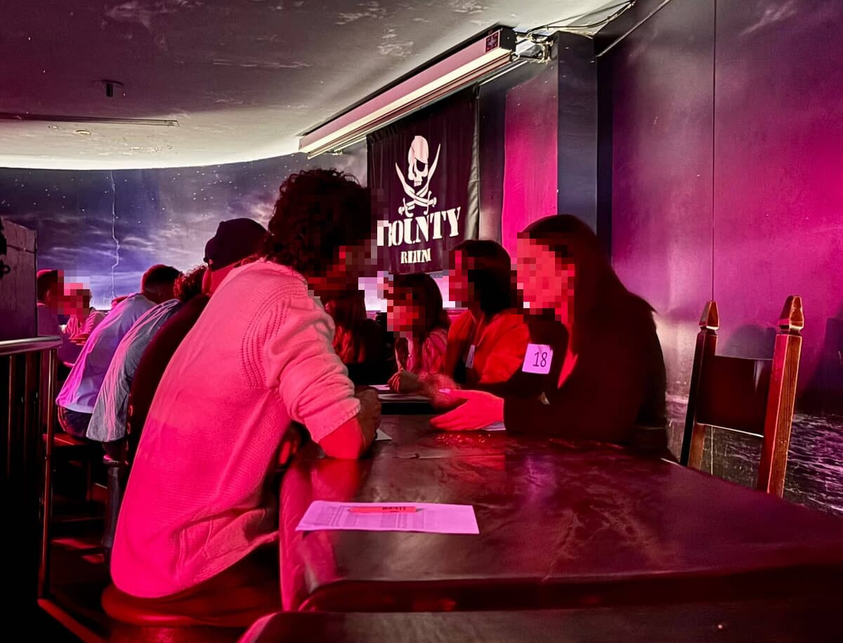 Incontri al buio, balli sensuali e spogliarelli sul palco: ho partecipato a uno speed date