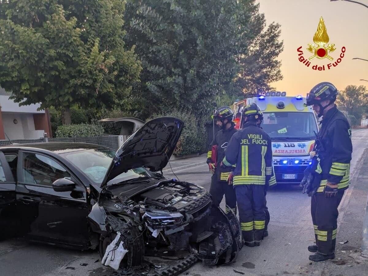 Incidente all'alba, auto impatta contro un palo della luce: quattro feriti