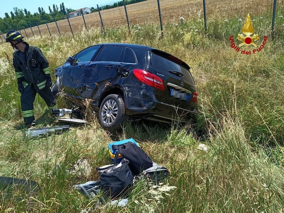 Scontro tra due auto in A14: quattro persone estratte dalle lamiere e trasportate in ospedale