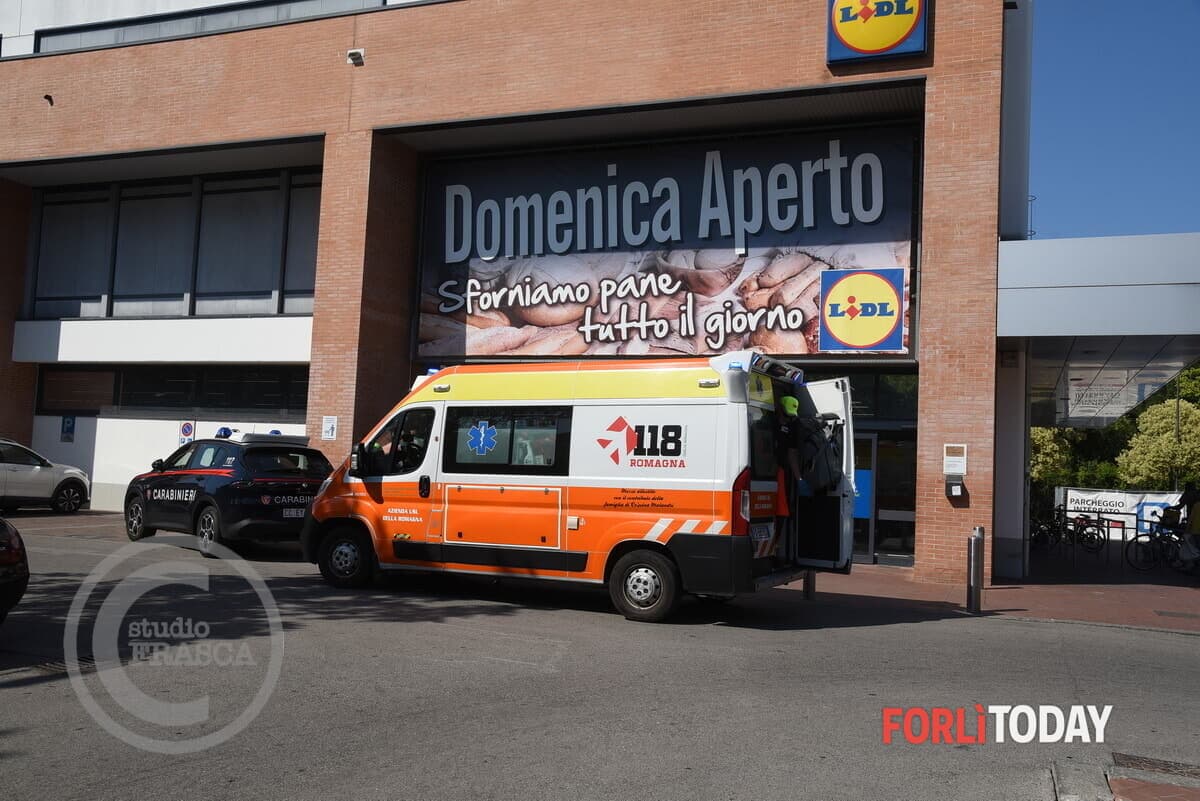 Accoltellamento nel parcheggio del supermercato, 41enne in carcere. Ma resta il mistero: nessun legame tra l'aggreditrice e la vittima