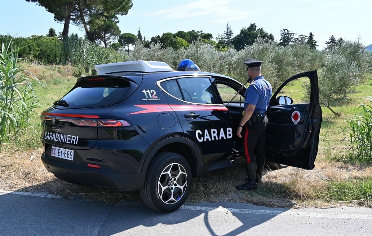 Il business dello sfruttamento nei campi: braccianti pagati 5 euro l'ora, arrestato un 28enne