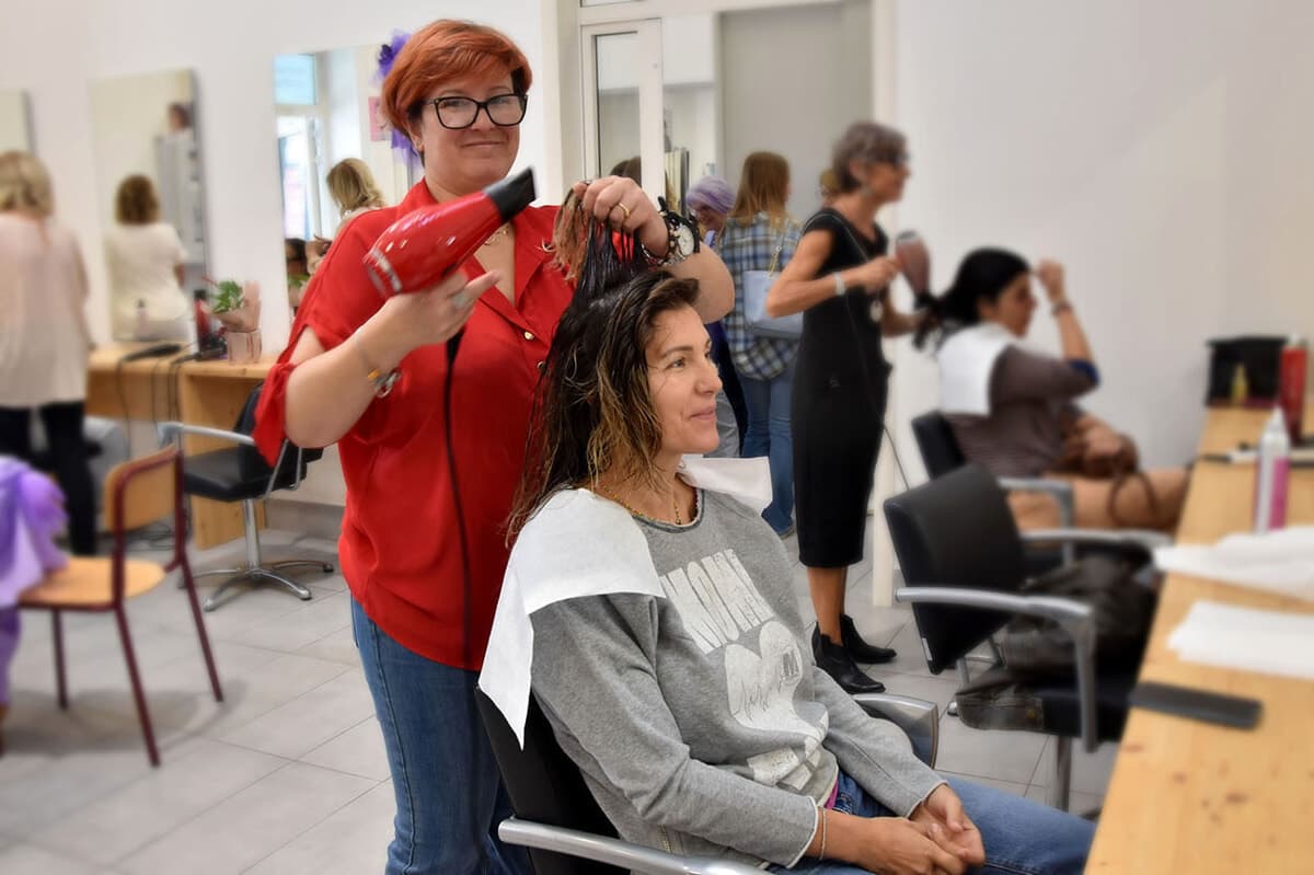Un gesto di bellezza che fa del bene: torna "Una piega per l'Hospice"