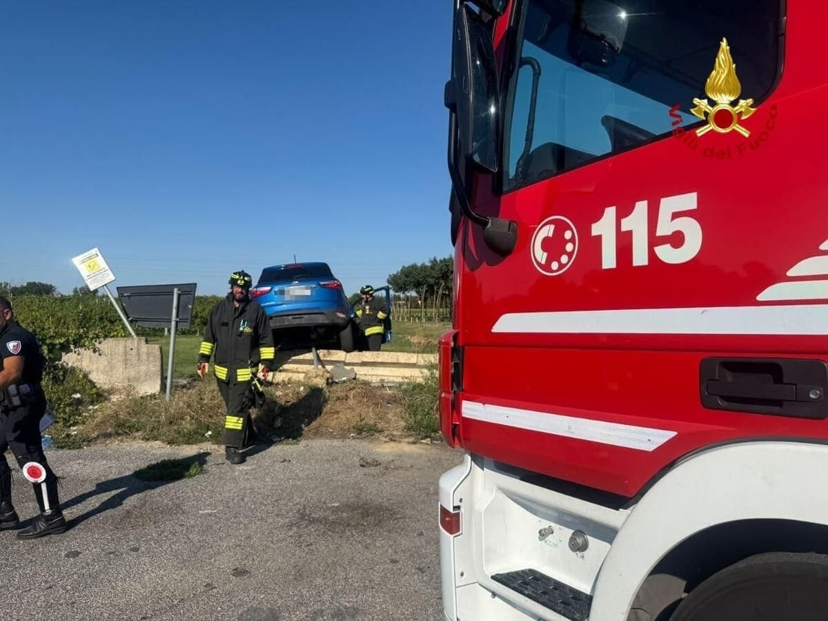 Schianto allo svincolo della Tangenziale, auto resta in bilico su un muretto: ferito il conducente