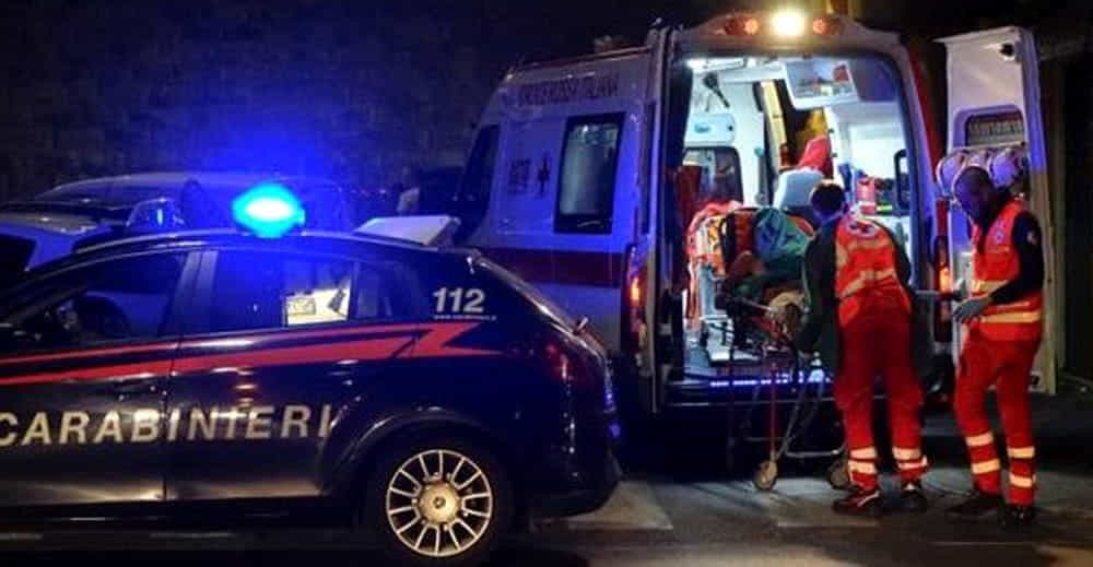 Rimprovera i ragazzini che vandalizzano le auto e loro lo pestano: 30enne in ospedale
