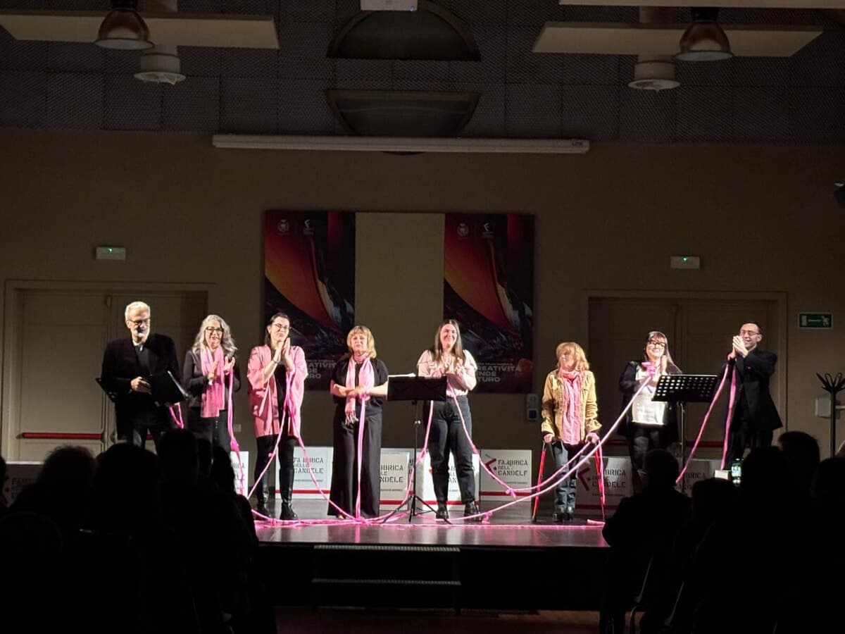 "Il filo delle donne": alla Fabbrica delle Candele il reading teatrale sospeso tra ironia e riscatto