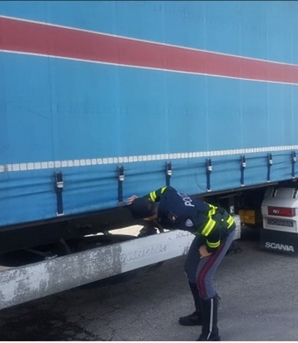 Troppi malmessi per poter circolare: tre camion fermati sull'A14 dalla PolStrada costretti ai box