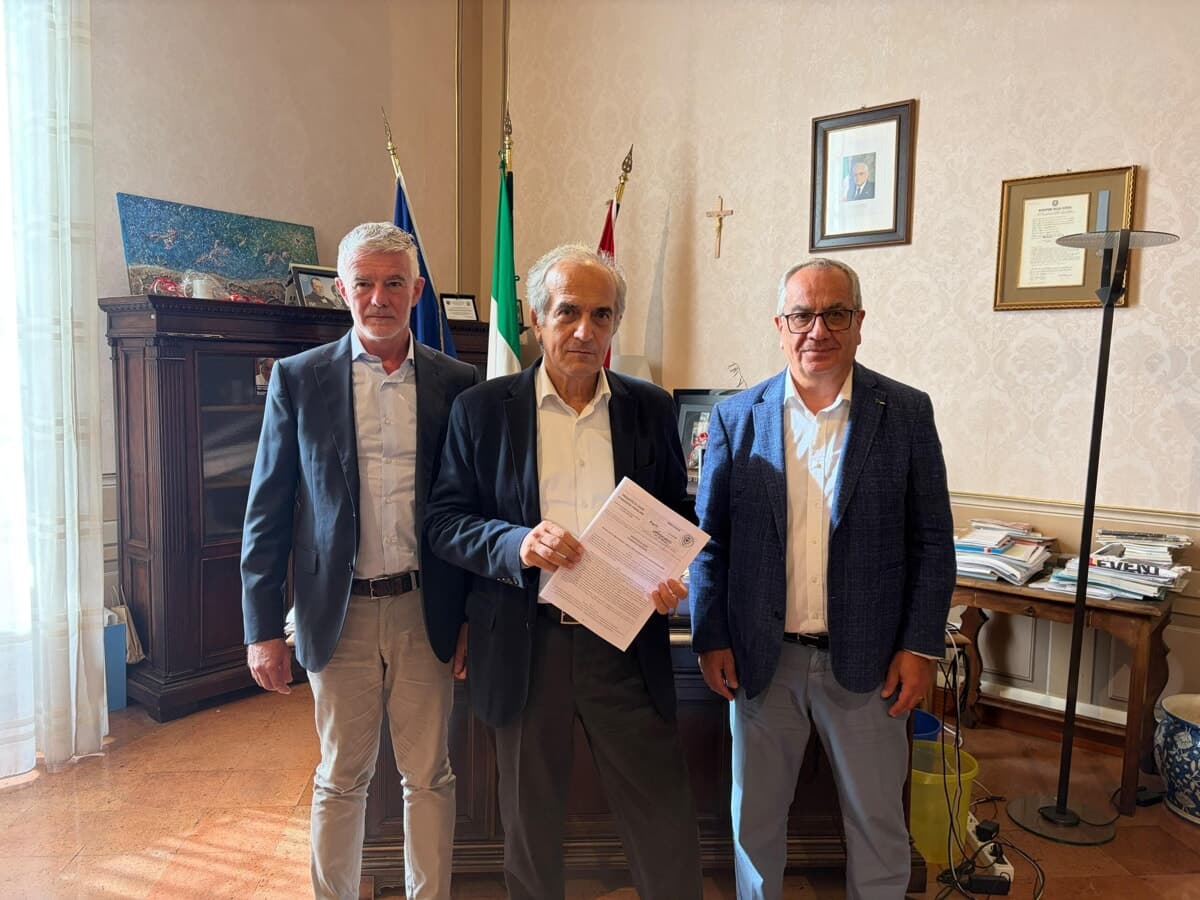 Negozi di vicinato in crisi, il sindaco firma la legge di iniziativa popolare: "Serve ossigeno al commercio"