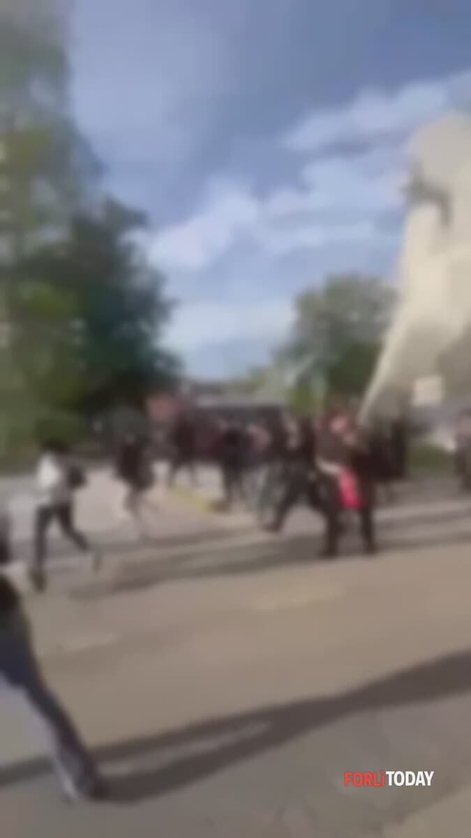 La mobilitazione degli studenti sfocia in atti vandalici: svuotati estintori presi dalla piscina comunale