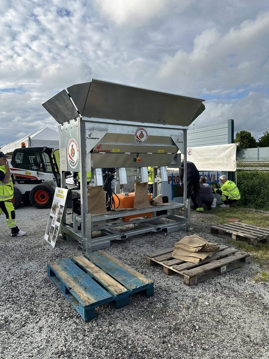 Maltempo, la Protezione civile di Forlimpopoli prepara 200 sacchi di sabbia: “Prevenire significa essere pronti”