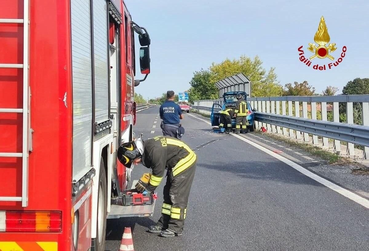 Ancora un incidente in Tangenziale, un’auto finisce contro il guardrail: feriti lievi