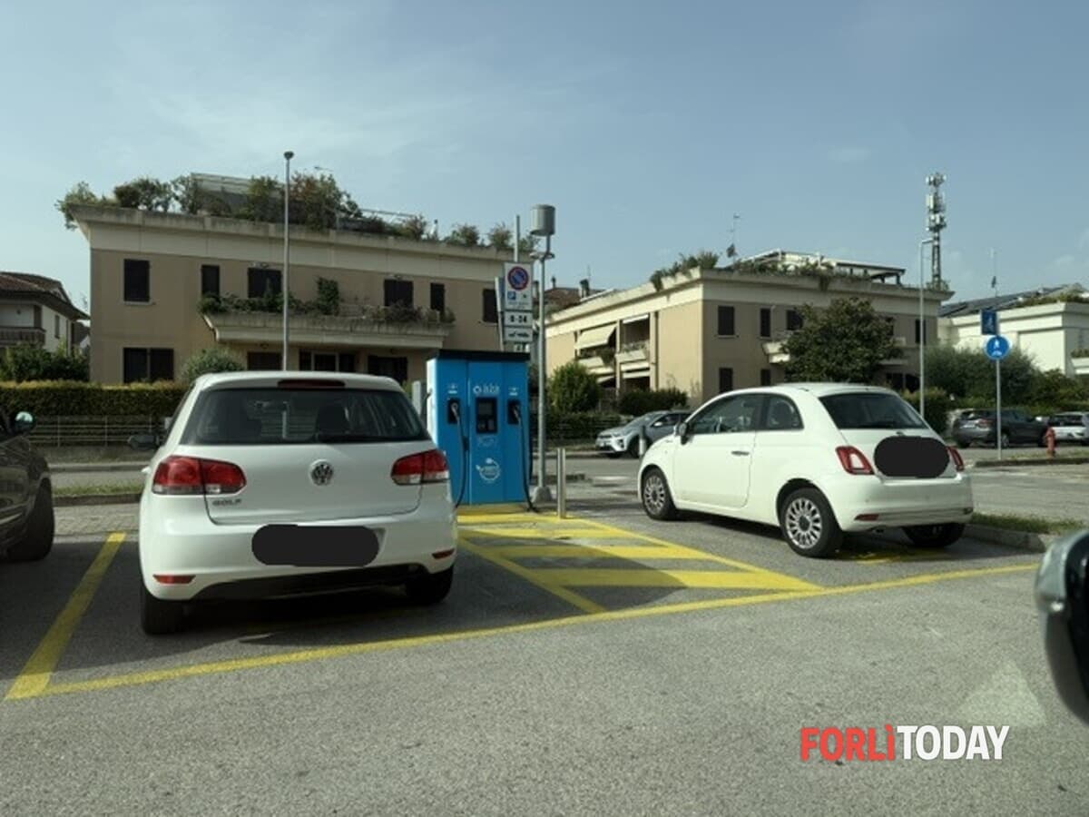 "Stalli di ricarica perennemente occupati abusivamente"