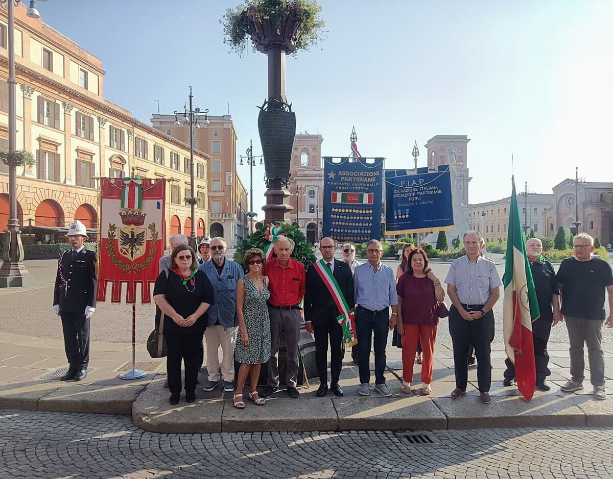 Forlì non dimentica i suoi eroi partigiani, 82 anni fa l'orrore in piazza Saffi: "Il loro sacrificio fonte di perenne riflessione per la pace"