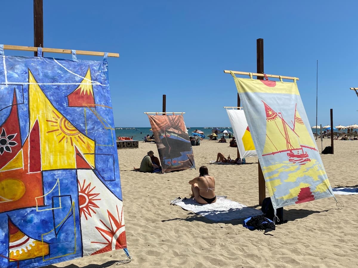 La sabbia è di tutti, la spiaggia libera sempre meno: cosa cambierà con le nuove concessioni