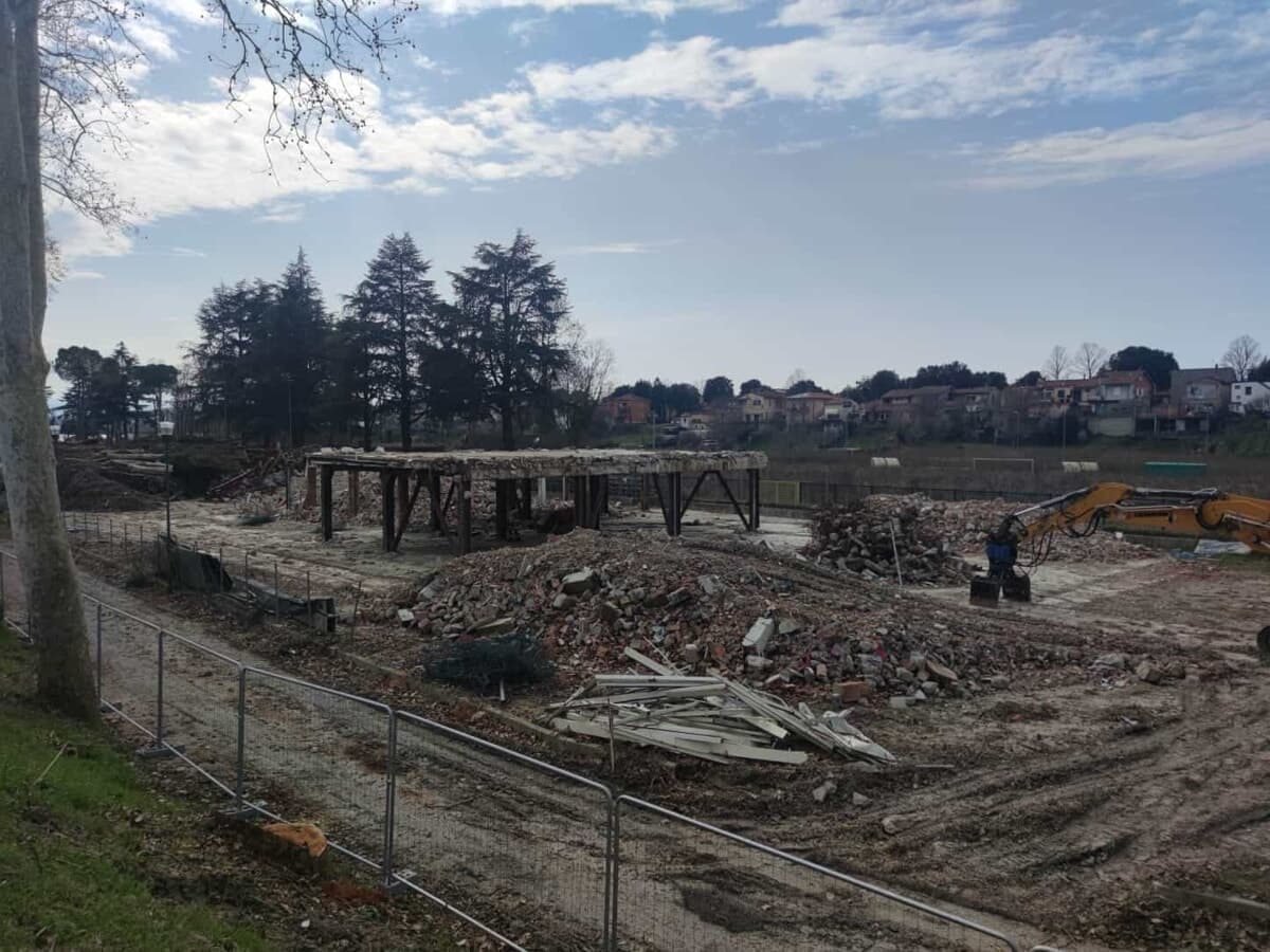 Ronco Lido, la parola fine al cantiere è fissata per giugno 2027: il Consiglio "trasloca" sul campo