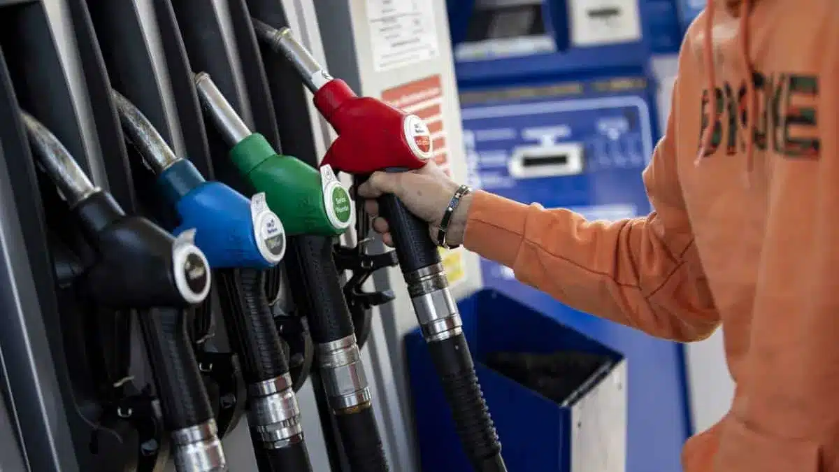 Carburanti, il governo taglia le accise: -25 centesimi per 20 giorni, stretta su speculazioni