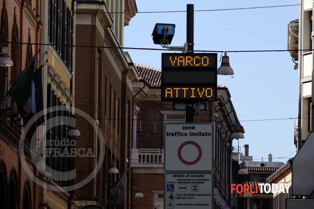 Auto in piazza Saffi, l'affondo di Pd, M5s, Avs e Rinnoviamo: "Maggioranza divisa e in imbarazzo, assente dal Consiglio"
