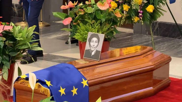 Roma rende omaggio a Emma Bonino: folla in Campidoglio e tributo trasversale dalla politica