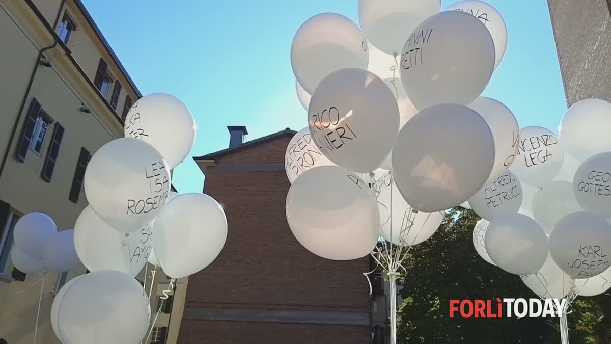 Quarantadue palloni nel cielo di Forlì: così la città ha ricordato la strage dell'aeroporto del settembre 1944