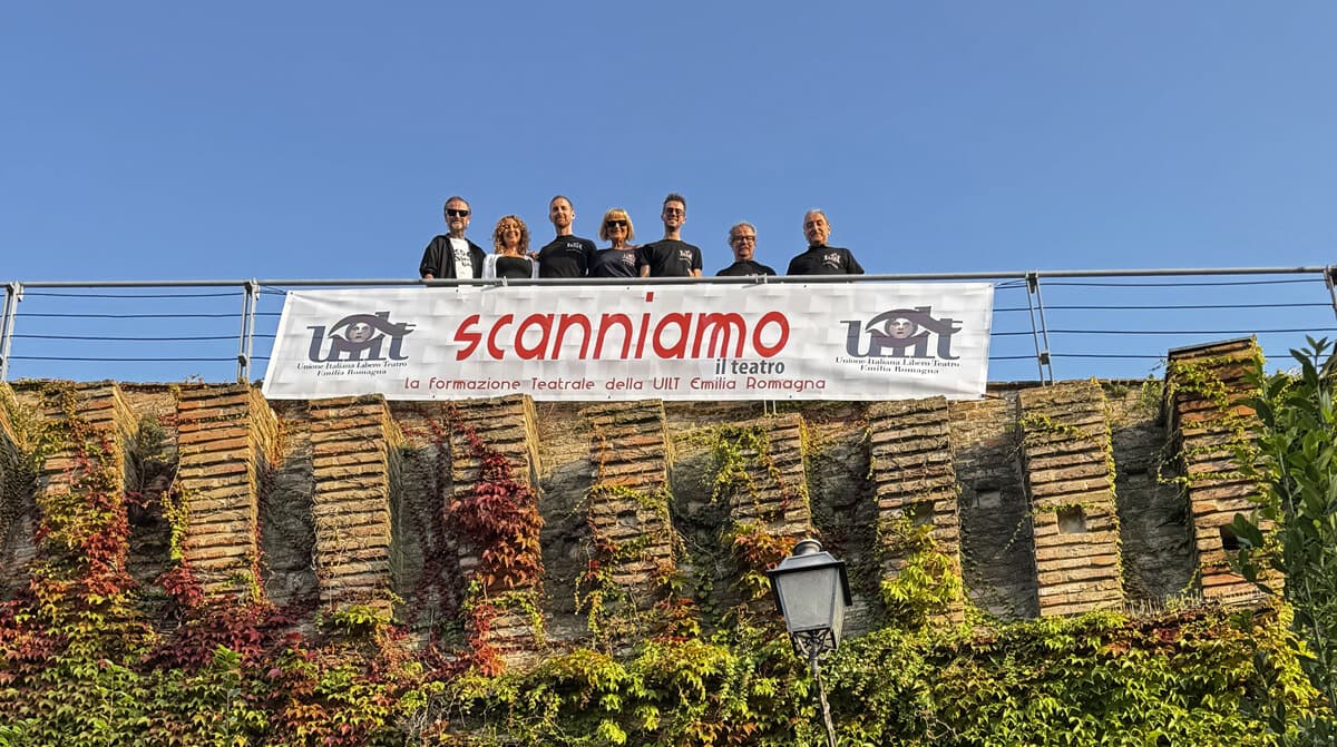 Tra le mura di Bertinoro torna la magia del palcoscenico: sei maestri per il sold out di "Scanniamo il Teatro"