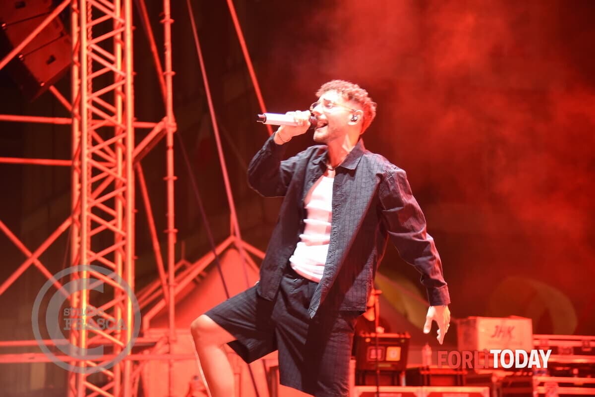 Polemica sul concerto di Rocco Hunt, il Pd: "230 mila euro per la Notte Rosa. Ma mancano i soldi per la cura della città"