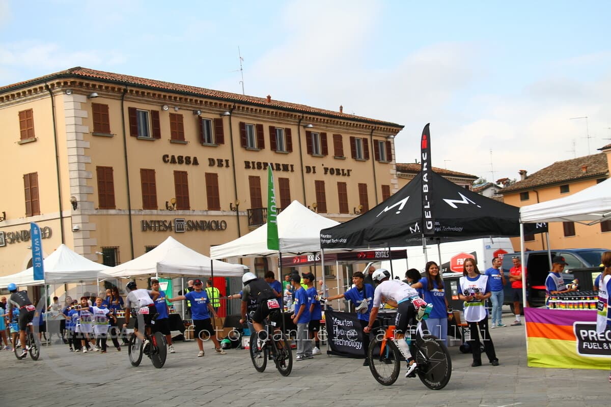 Dalle onde di Cervia a Forlimpopoli, poi la gloria: il tedesco Löbner chiude l'Ironman in 8 ore