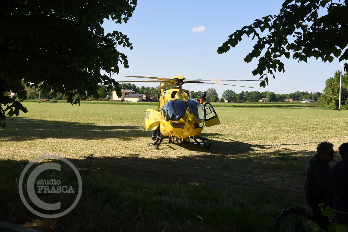 Sbalzato dalla bici dopo lo scontro con l'auto: 15enne trasportato al Bufalini con l'elisoccorso