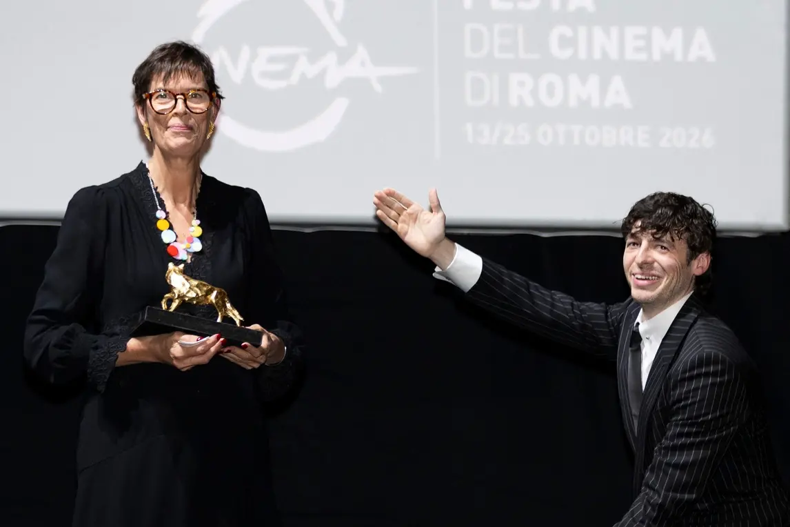 Roma 2026: Clio Barnard trionfa alla Festa del Cinema, premiati anche Kasia Smutniak e Paolo Pierobon