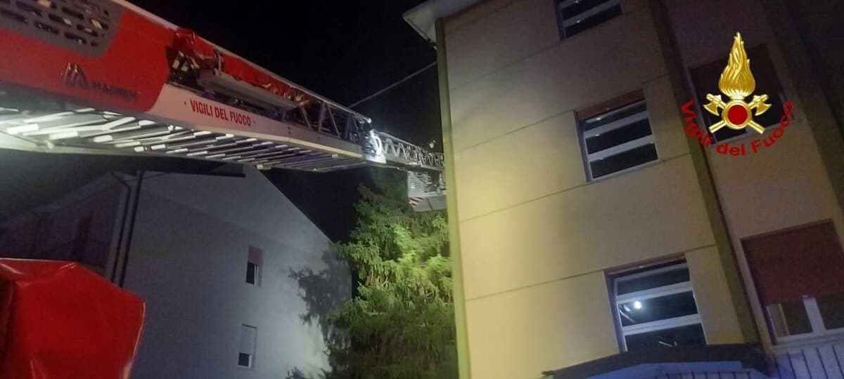 Quadro elettrico in fiamme in un condominio: fumo blocca i residenti, evacuate 19 persone