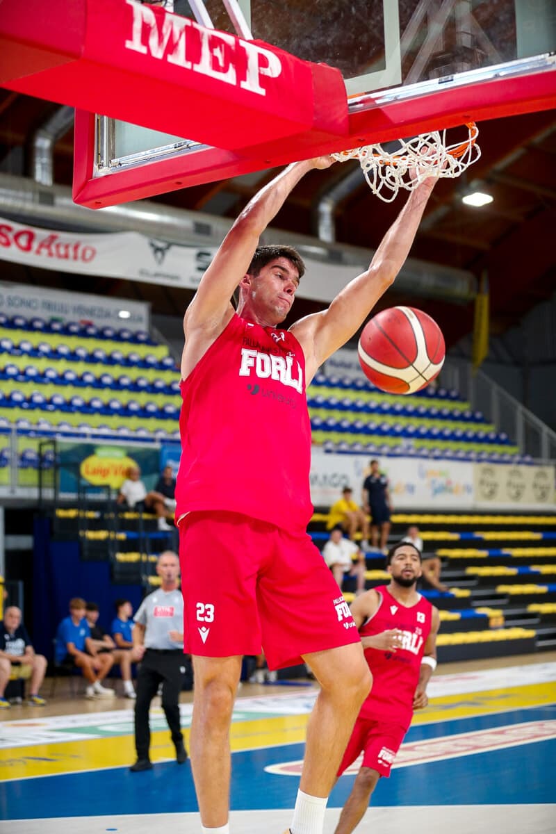 Allenamento a porte aperte, musica e aperitivo: la Pallacanestro Forlì incontra i tifosi per un abbraccio biancorosso