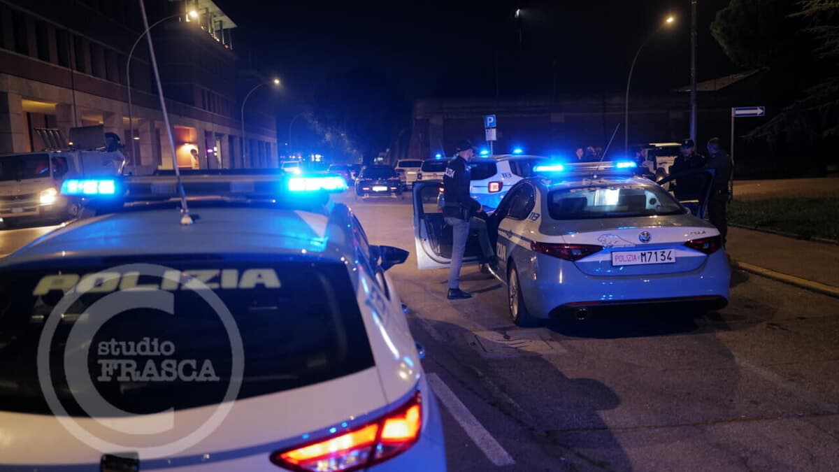 Maxi operazione della Polizia, controlli a tappeto tra centro e stazione: oltre 300 identificati e due persone in carcere