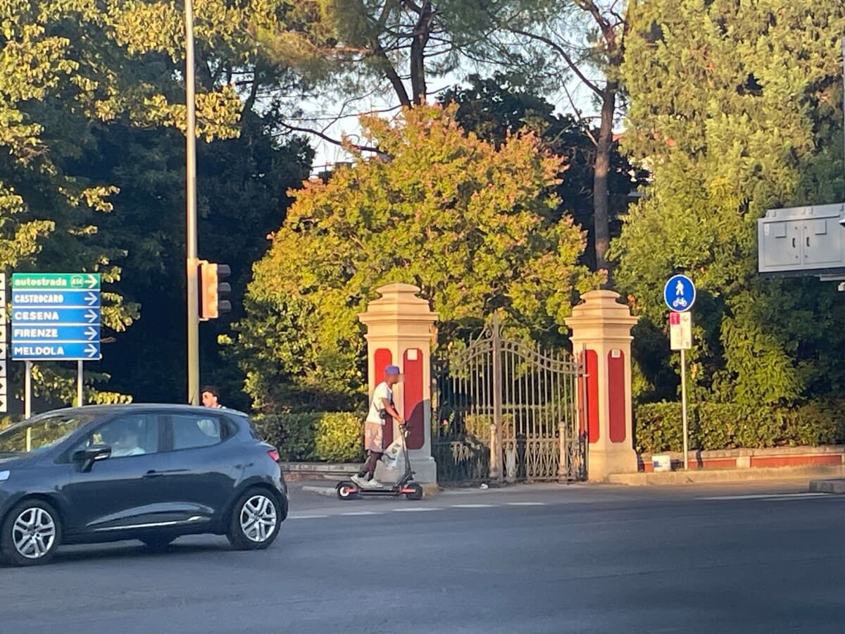 Quanti monopattini sono in regola con casco e targa? Il nostro monitoraggio sulle strade di Forlì