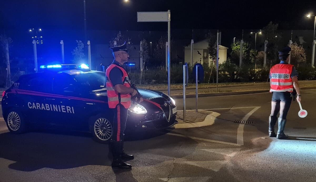 Controlli dei carabinieri: 4 denunce per ubriachi al volante, droga e una lite con coltello