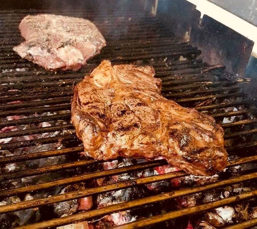 Tre serate tra brace, buona cucina e musica dal vivo: a Premilcuore torna la 'Festa della fiorentina'