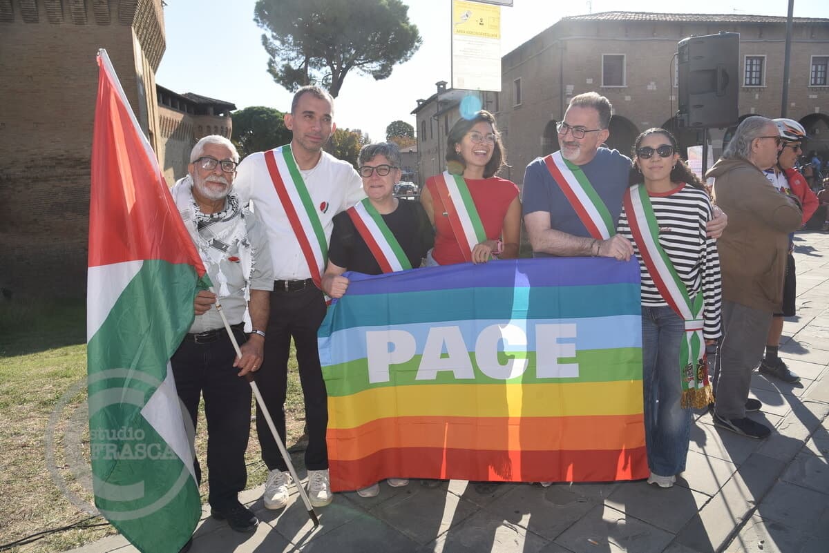 Sventolano tante bandiere arcobaleno, in molti da ogni parte della Romagna per la Marcia della Pace