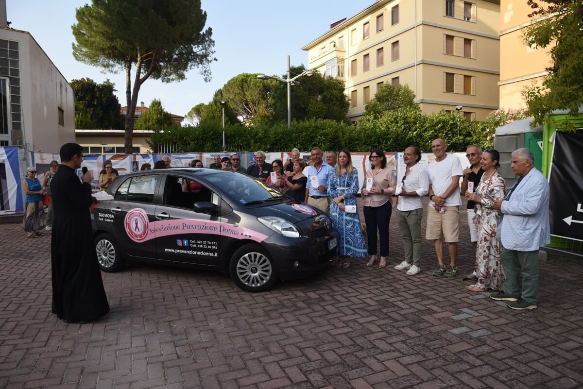 I taxi rosa cercano nuovi autisti: la chiamata per aiutare chi deve fare visite e terapie