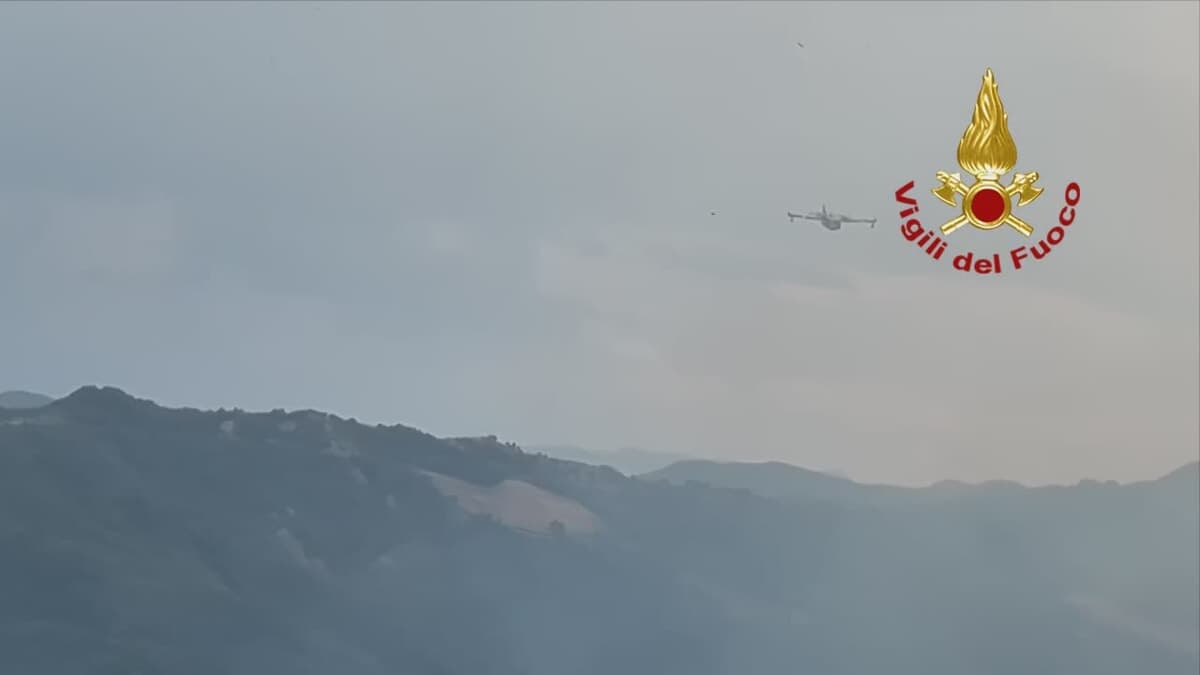 Incendio in collina, Canadair in azione: carico d’acqua in mare per gli sganci sulle fiamme