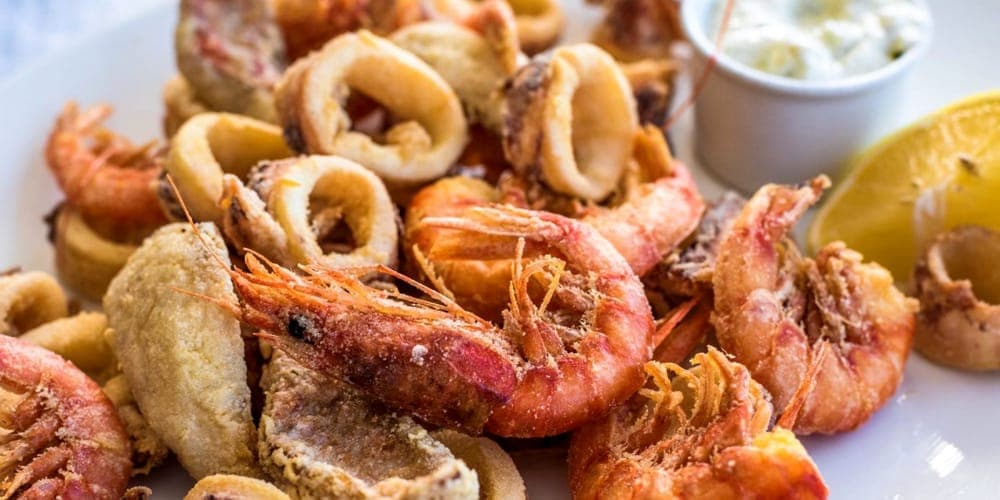 I Romiti si stringono a tavola: una cena di pesce aperta a tutta la città